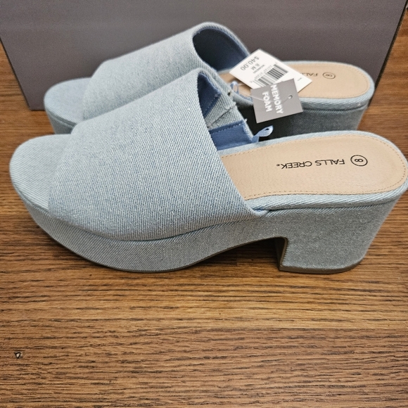 Falls Creek Shoes - Women's Light Blue Denim "Misty" Slip on sandals Chunky Heel 8M NWT